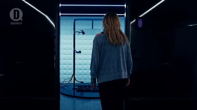Elizabeth Moss em frente a entrada de uma câmara vigiada | O Homem Invisível (2020)
