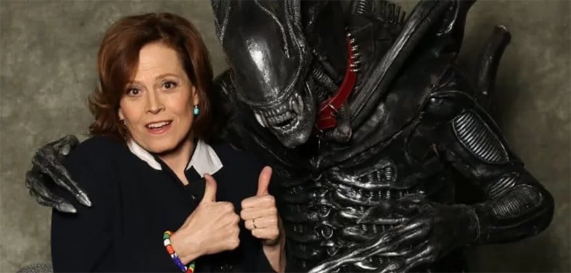 Sigourney Weaver e o Xenomorfo, posando para foto abraçados, a dupla que você Shippa | Especial Alien Day Blog Questão D