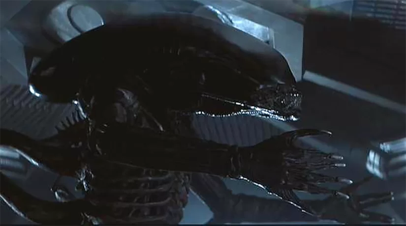 Cena do Xenomorfo andando na nave - Alien: O 8º Passageiro | Especial Alien Day Blog Questão D
