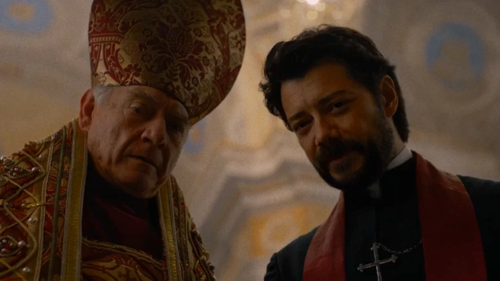 Giorgo Colangeli caracterizado como Cardeal. E Álvaro Morte caracterizado como padre | Imaculada (2024)