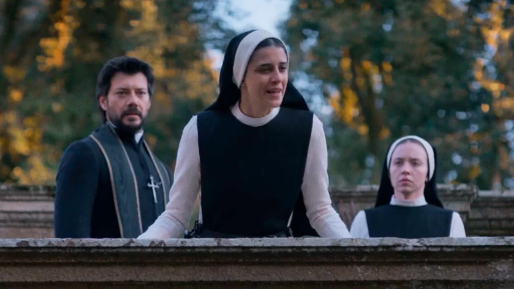 Álvaro Morte (à esquerda) vestido de padre, Benedetta Porcarolli (ao meio) vestida de freira e Sydney Sweeney (à direita) vestida de freira  | Imaculada (2024)