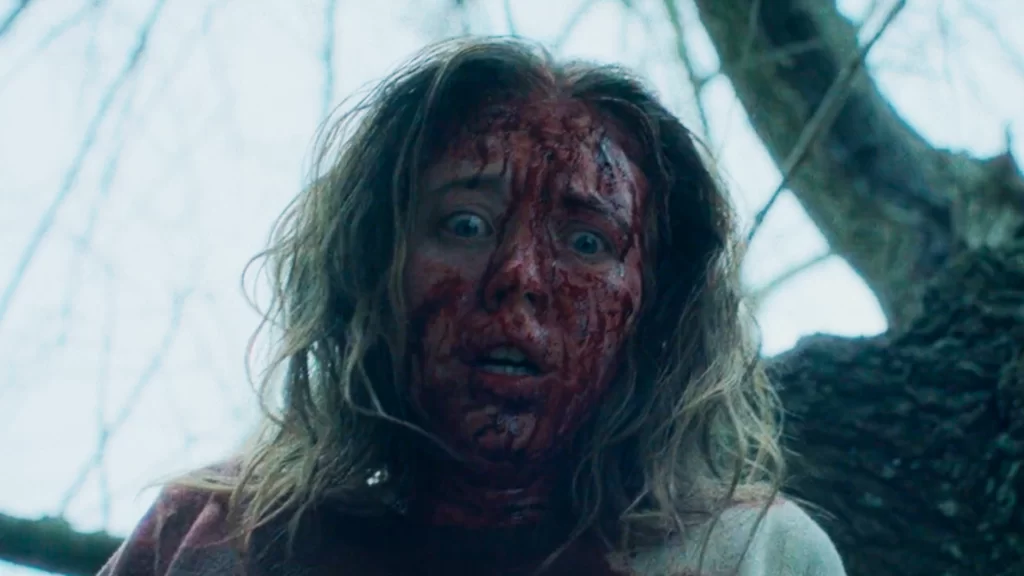 Sydney Sweeney com o rosto sujo de sangue e com olhos de assustada | Imaculada (2024)