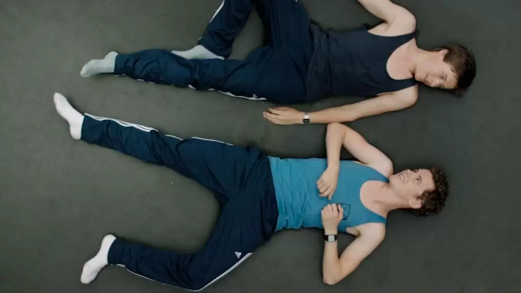 Boys (Jonges, 2014) | Sieger (Gijs Blom) e Marc (Ko Zandvliet) deitados em uma cama elástica, olhando um para outro com carinho e afeto | Questão D