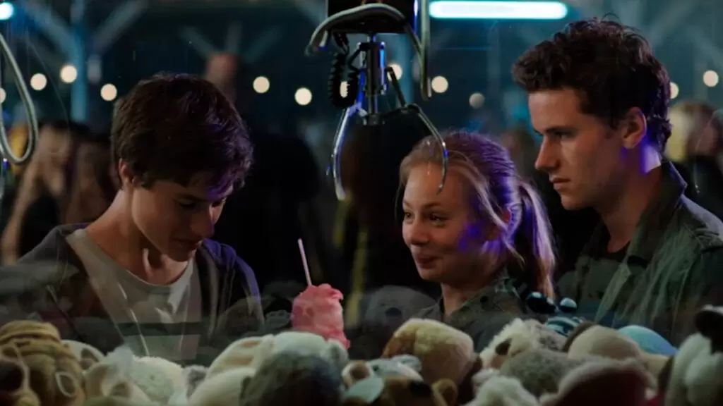 Boys (Jonges, 2014) | Sieger (Gijs Blom) de cabeça baixa, Jessica (Lotte Razoux Schultz) sorrindo para Sieger e Marc (Ko Zandvliet) olhando para Sieger chateado | Questão D