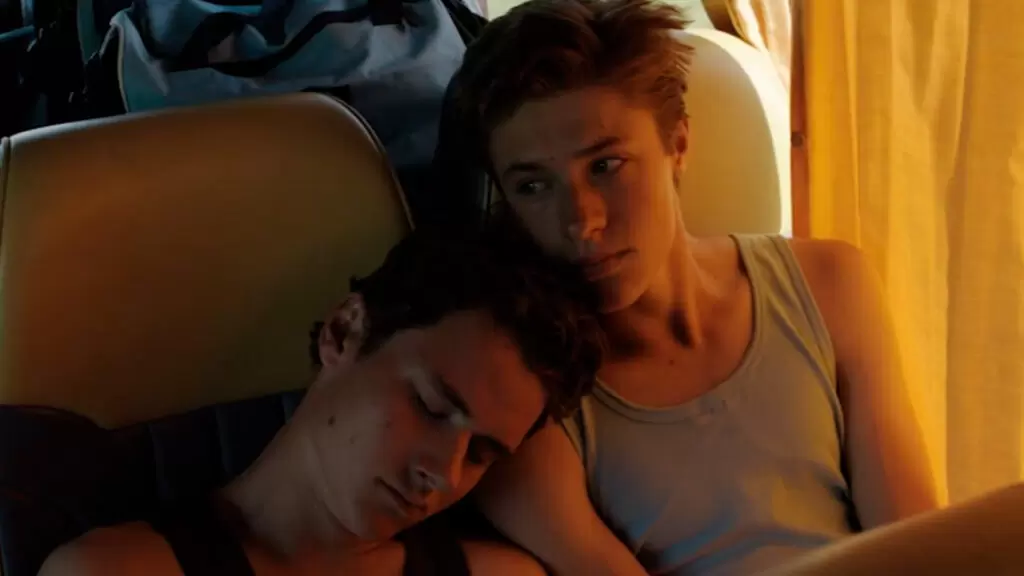 Boys (Jonges, 2014) | Marc (Ko Zandvliet) deitado com a cabeça no ombro de Sieger (Gijs Blom), durante uma veiagem de ônibus | Questão D