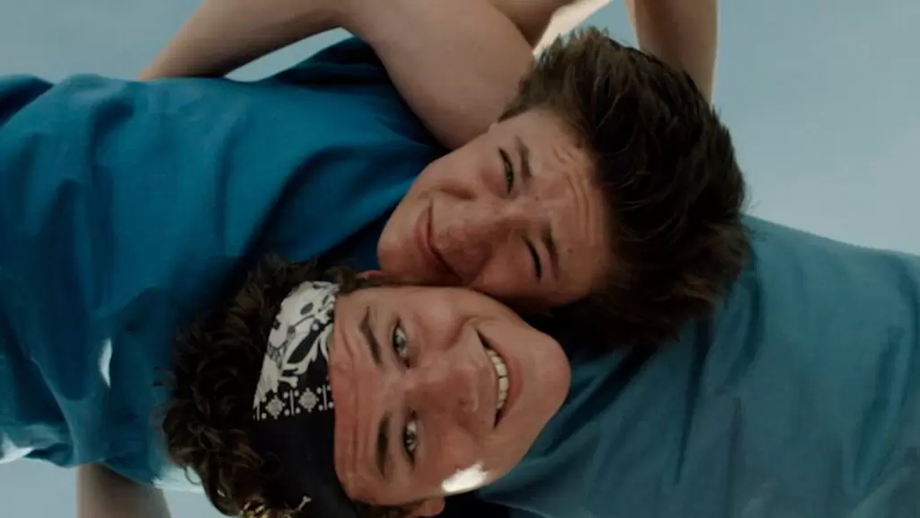Boys (Jonges, 2014) | Sieger (Gijs Blom) fazendo cara de força e Marc (Ko Zandvliet) sorrindo se divertindo, durante um treino de atletismo. | Questão D