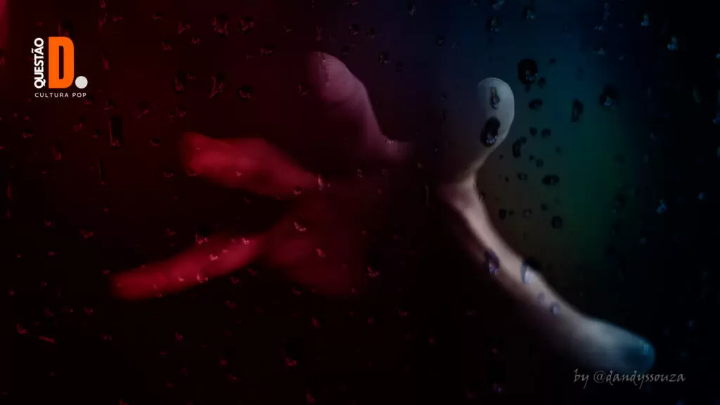 Bear - Igor Cabrado | Uma mão suspense em um cenário dark. Efeito Dutone e de chuva no vidro | Questão D 