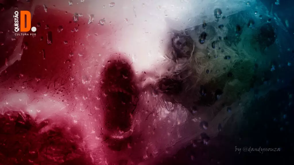 Bear - Igor Cabrado | Mandíbula de um urso feroz com seus dentes aparecendo. Câmera abaixo de uma geleira. Efeito Dutone e de chuva no vidro | Questão D 