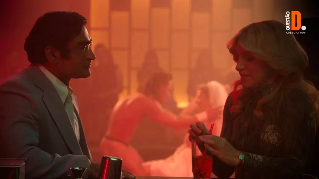 Welcome to Chippendales (2022): Corpo, Fetiche e Fio-dental | Cena de Steven (Kumail Nanjiani) conhecendo Irene (Annaleigh Ashford na boate. E no centro um dançarino no colo da noiva da despedida de solteiro | Questão D