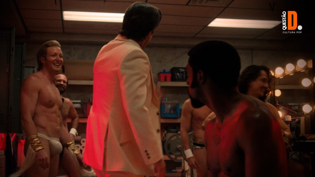 Welcome to Chippendales (2022): Corpo, Fetiche e Fio-dental | Cena da série com os strippers conversando com Nick De Noia (Murray Batlett) | Questão D