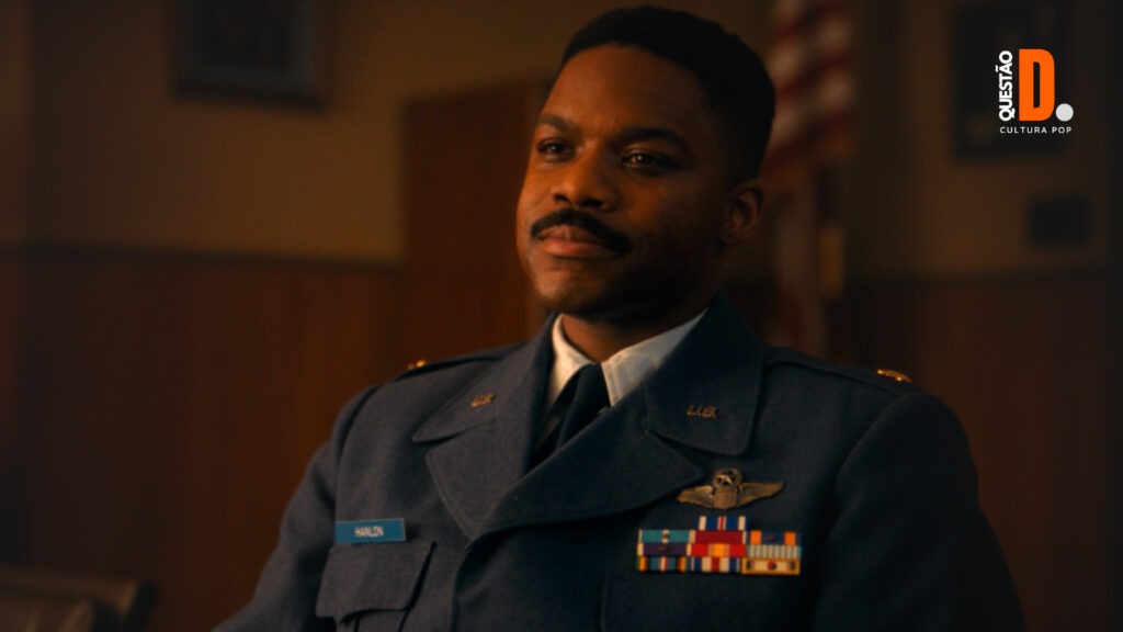 It: Bem-Vindo a Derry | Jovan Adepo  sentado com sua roupa militar enaltecendo a beleza do homem negro | Questão D