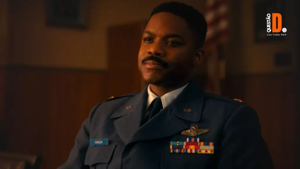 It: Bem-Vindo a Derry | Jovan Adepo  sentado com sua roupa militar enaltecendo a beleza do homem negro | Questão D