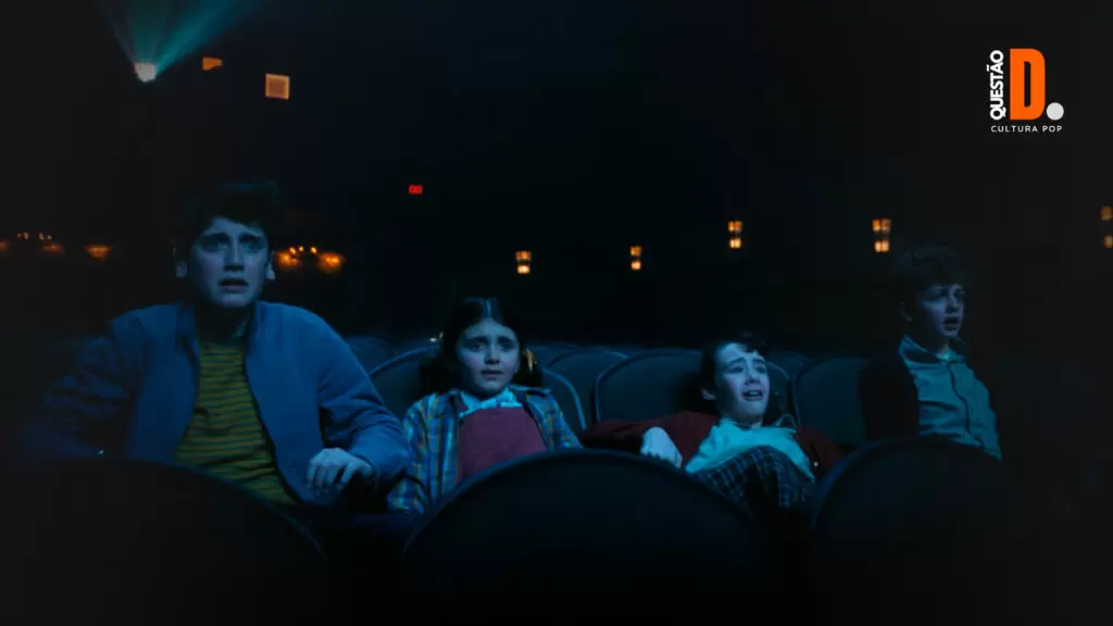 It: Bem-Vindo a Derry | Phil, sua irmã, Lilly e Tedds assustados na poltrona do Cinena escuro | Questão D