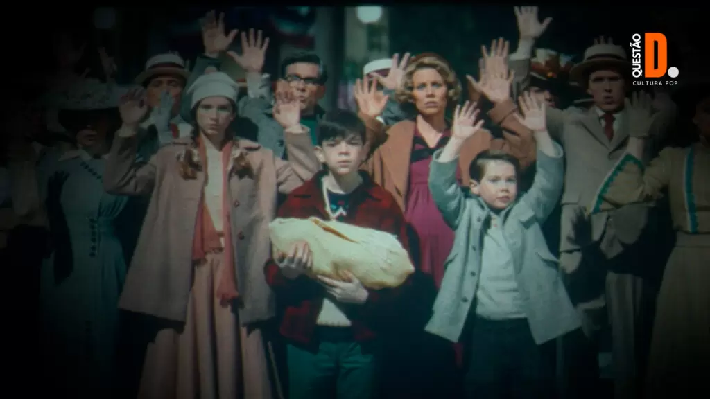 It: Bem-Vindos a Derry | Cena-montangem do filme "Vendedor de Ilusões", com Matty (da série) segurando o um bebê no cobertor | Questão D