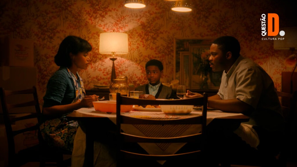 It: Bem-Vindos a Derry | Taylor Paige à esquerda, Blake Cameron James no centro e Jovan Adepo à direita - Jantar dos Hanlon com discussão | Questão D