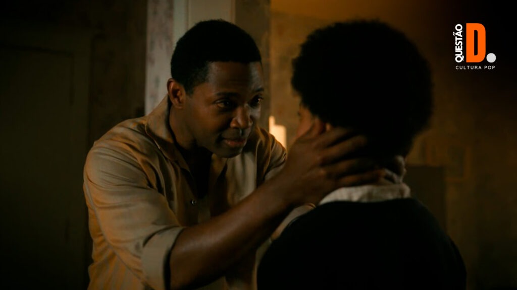 It: Bem-Vindos a Derry | Stephen Rider com as mãos no rosto de Amanda Christine, passando força e coragem para a filha na série | Questão D