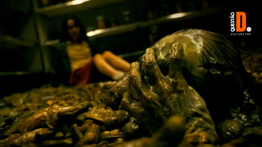 It: Bem-Vindos a Derry | Clara Stack ao fundo enquanto uma figura grotesca se forma no chão | Questão D